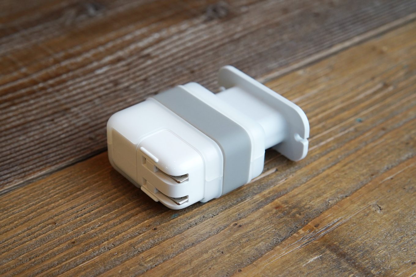 MacBook Airの電源アダプタと充電コードを整理できるLopnordのTravel Wire Organizer
